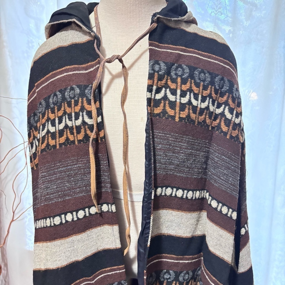 S.howard hirsh of California Cape w/Hood-Woven Design-beautiful pattern Size S